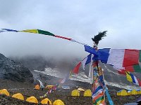 Comme d'habitude, la pluie nous accompagne pour cette arrivée à 4800m ou nous attends notre cb préparé par notre staff