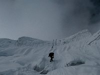 Aprés une traversée un poil expo sous des séracs, on attaque le vif du sujet par une pente qui se redresse jusqu'à presque du 70/80°