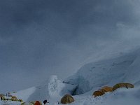 Le c2 du Manaslu, est situé légérement plus haut et sur la droite que l'année 2012