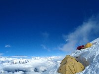 Moins de plat pour poser les tentes, mais nos amis Sherpas creusent de belles plateformes pour l'installation des tentes