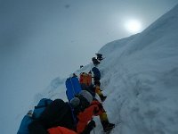 Comme demain c'est apparement le dernier créneau pour le sommet, le vent devant se lever par la suite, tout les derniers prétendants au sommet sont partis comme nous. Du coup , embouteillage au petit mur de glace vertical qui permet de franchir les séracs -Altitude ici, 7250m