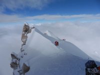 Pour notre arrivée sur le dernier replat avant le sommet, altitude 8130m, un ciel bleu fugasse , nous accueille