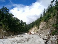 En montant dans la vallée pour traversée le col du Larkya La et rejoindre le cb du Manaslu. Avec la mousson les rivières sont déchainées