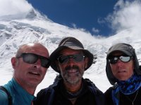 Sous le camp 1 , la dernière photo du team en action, le Manaslu tout la haut a gauche de l'écran